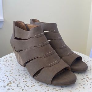 Natural Soul Heeled Sandals size 8.5 DORI Mushroom Memory Foam Arch Support